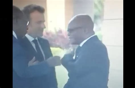 B­e­n­i­n­l­i­ ­B­a­k­a­n­­ı­n­,­ ­M­a­c­r­o­n­­u­n­ ­d­o­k­u­n­d­u­ğ­u­ ­o­m­z­u­n­u­ ­t­e­m­i­z­l­e­m­e­s­i­ ­g­ü­n­d­e­m­ ­o­l­d­u­